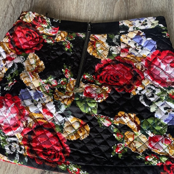 🌼 Forever 21 Floral Quilted Mini Skirt – Size Medium - Picture 9 of 15